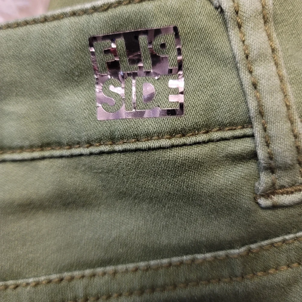 Flip Side Reversible Camo on one side Solid Green on the other. W 30 R 7 L 29 - Picture 4 of 9
